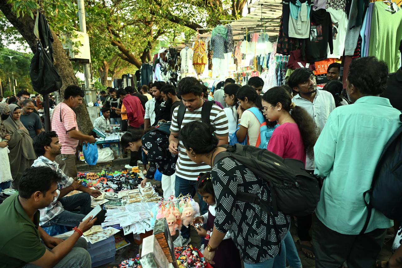 भीड़ के बावजूद लोग धैर्यपूर्वक दुकानों में लाइन में खड़े होकर सामान खरीद रहे थे. छोटे बच्चे और बुजुर्ग भी खरीदारी का आनंद लेते दिखे. 