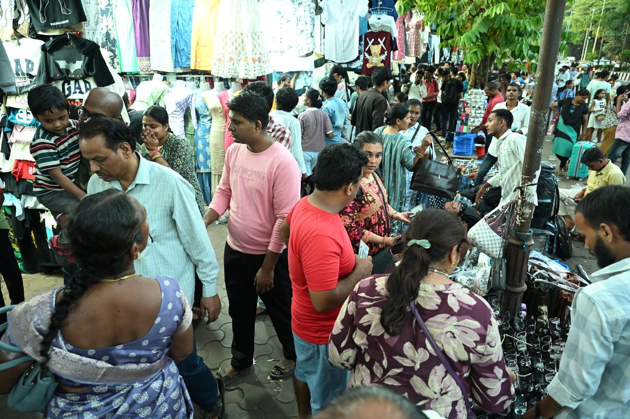 परिवार, दोस्त और युवा समूह सभी अपनी-अपनी पसंद के अनुसार सामान चुनते नजर आए.
