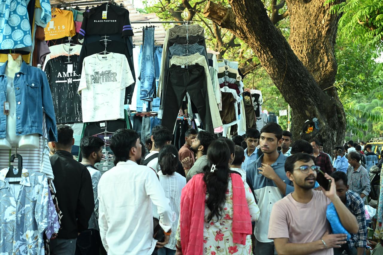 खरीदारी के दौरान लोग सोशल मीडिया पर फैशन स्ट्रीट की तस्वीरें साझा करते और अपने अनुभवों को दोस्तों और परिवार के साथ बाँटते दिखे. 