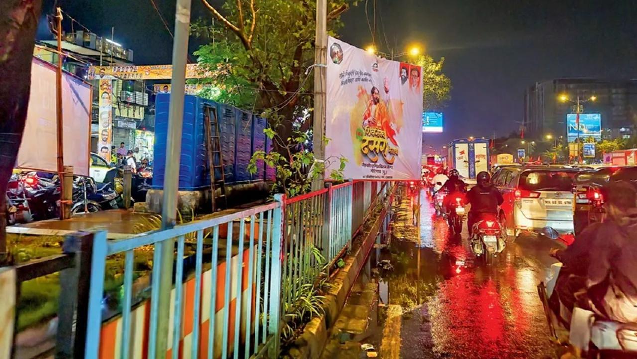 IWEH पर लटके होर्डिंग्स से कई छोटी-मोटी दुर्घटनाएं, वाहन चालक बाल-बाल बचे