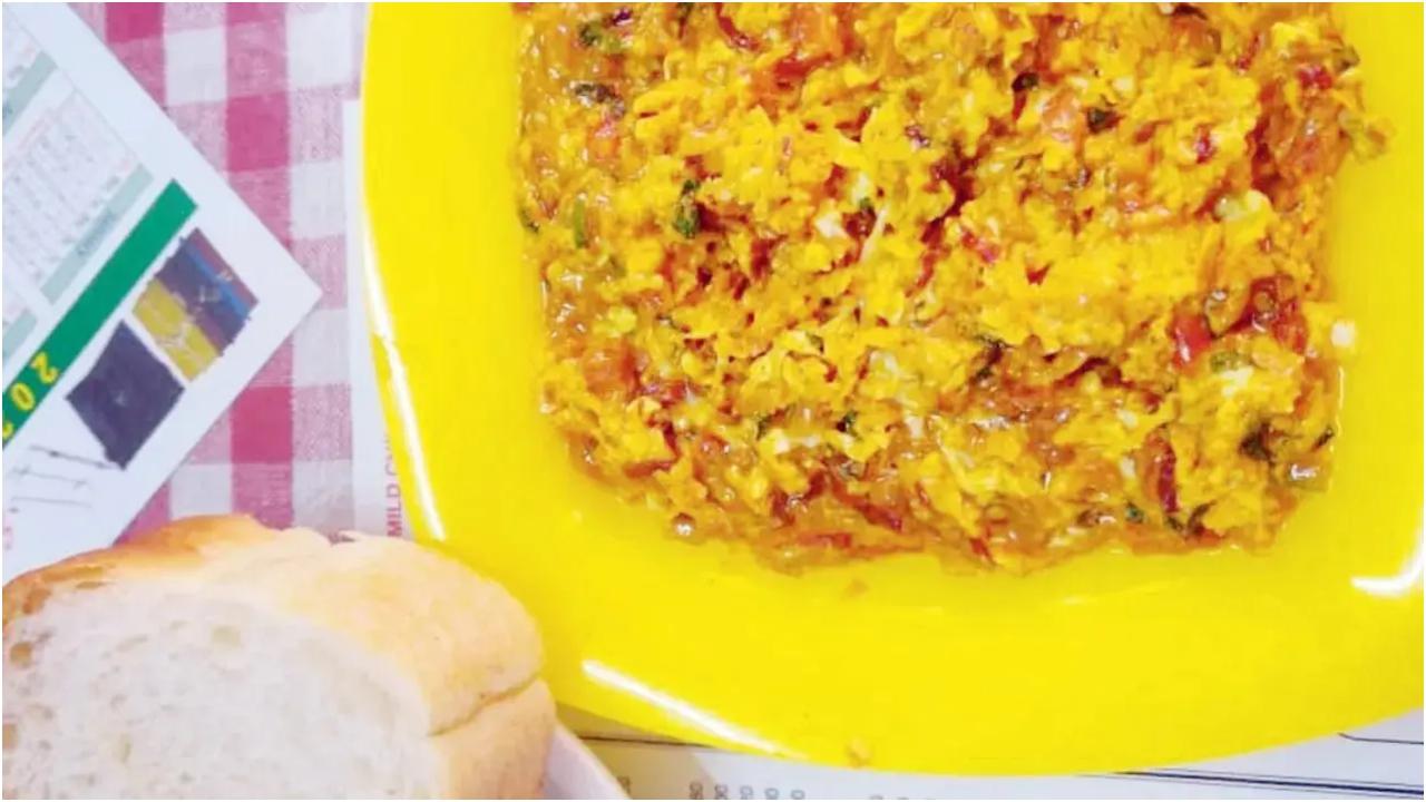 पारसी ट्रीटअगर आप पारसी शैली के नाश्ते में अंडे खाना पसंद करते हैं, तो बेहतरीन अकुरी पाव परोसने वाला यह प्रतिष्ठित कैफ़े आपके लिए ज़रूर जाना चाहिए.
कैफ़े मिलिट्री, नगीनदास मास्टर रोड, काला घोड़ा, फोर्ट में.22654181 पर कॉल करेंकीमत ₹100
आरामदायक कोनाइस दुकान पर, अंडे से जुड़ी हर चीज़ पाएँ, जिसमें ऑर्डर पर तैयार किए गए विकल्पों वाला एक बड़ा नाश्ता भी शामिल है, जैसे कि मुलायम ऑमलेट, तले हुए अंडे, हैश ब्राउन और बहुत कुछ.
अरोमाज़ कैफ़े एंड बिस्ट्रो, वेंचुरा बिल्डिंग, हीरानंदानी गार्डन, पवई में.8291166739 पर कॉल करेंकीमत ₹459 (बिग ब्रेकफास्ट)