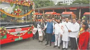 मुख्यमंत्री देवेंद्र फडणवीस (नीली जैकेट में) कोलाबा बस डिपो से एक बस को हरी झंडी दिखाते हुए। तस्वीर/राजेंद्र बी अकलेकर