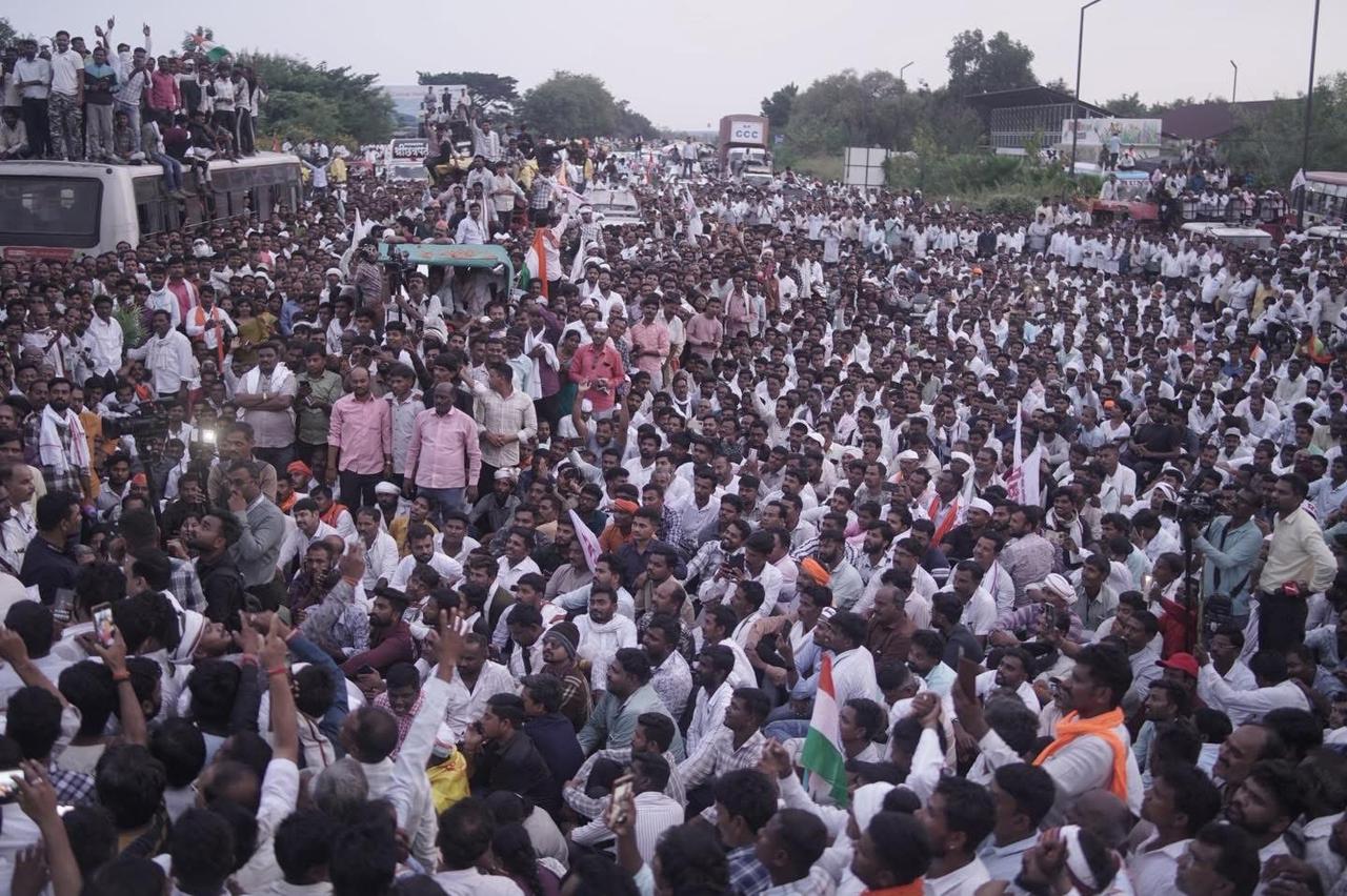 राजनीतिक हलकों में इस आंदोलन को लेकर हलचल मच गई है. विपक्षी दलों ने सरकार को घेरते हुए कहा कि अगर किसान सड़कों पर उतरने को मजबूर हो रहे हैं, तो इसका मतलब है कि सरकार जनता से कट चुकी है.