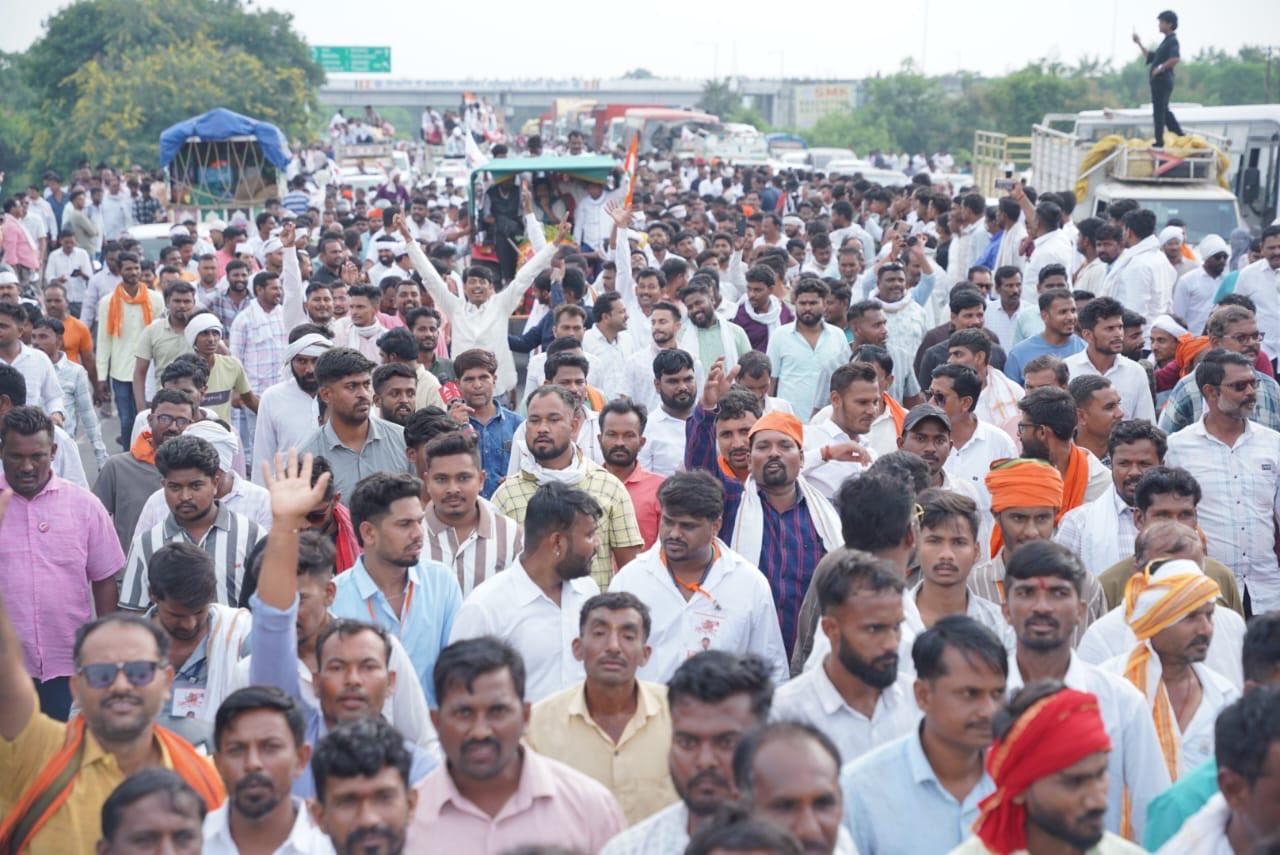 बच्चू कडू ने मंच से सरकार पर सीधा निशाना साधते हुए कहा, `पिछले कई महीनों से हम सरकार से विनती कर रहे हैं — कभी आंदोलन के ज़रिए, कभी ज्ञापन देकर, तो कभी संवाद से. लेकिन राज्य सरकार ने जानबूझकर हमारी आवाज़ को दबाने की कोशिश की है. किसानों की समस्याओं को हल्के में लेना, सत्ता के अहंकार का प्रतीक है.`