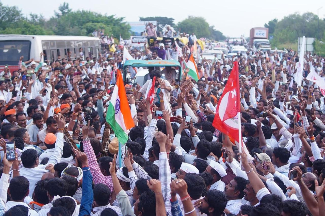 इस बीच, बच्चू कडू ने साफ किया कि जब तक उनकी 11 सूत्री मांगें पूरी नहीं होतीं, तब तक आंदोलन खत्म नहीं होगा. उन्होंने कहा- `सरकार को यह समझना होगा कि महाराष्ट्र के किसान अब और इंतज़ार नहीं करेंगे. यह आंदोलन अब रुकने वाला नहीं है.`