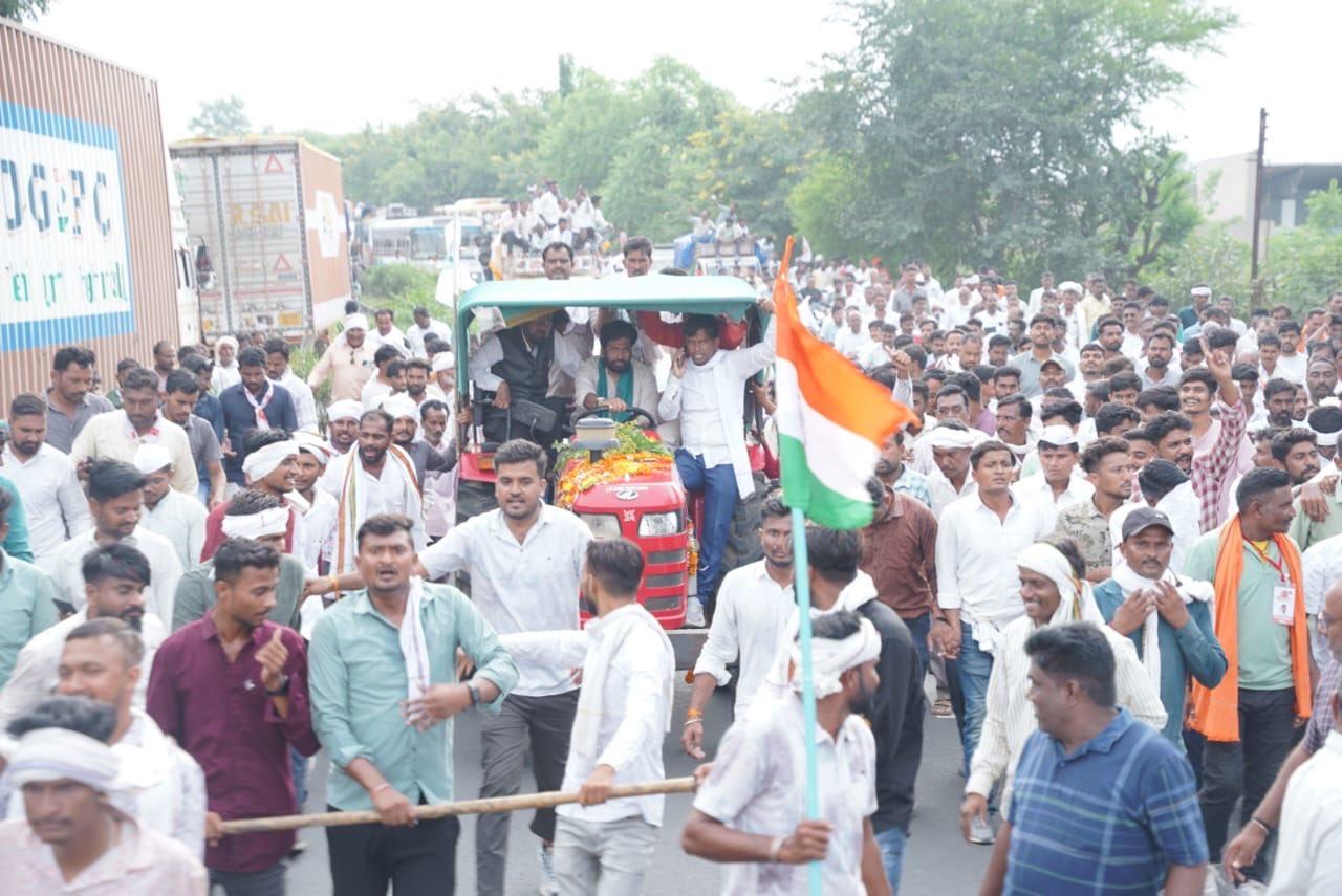 उन्होंने आगे कहा, `अगर सरकार ने अब भी ध्यान नहीं दिया, तो कल दोपहर 12 बजे से हम रेलवे बंद करेंगे और ‘भारत बंद’ का आह्वान करेंगे. यह लड़ाई कुछ लोगों की नहीं, बल्कि पूरे महाराष्ट्र के मेहनतकश वर्ग की है.`