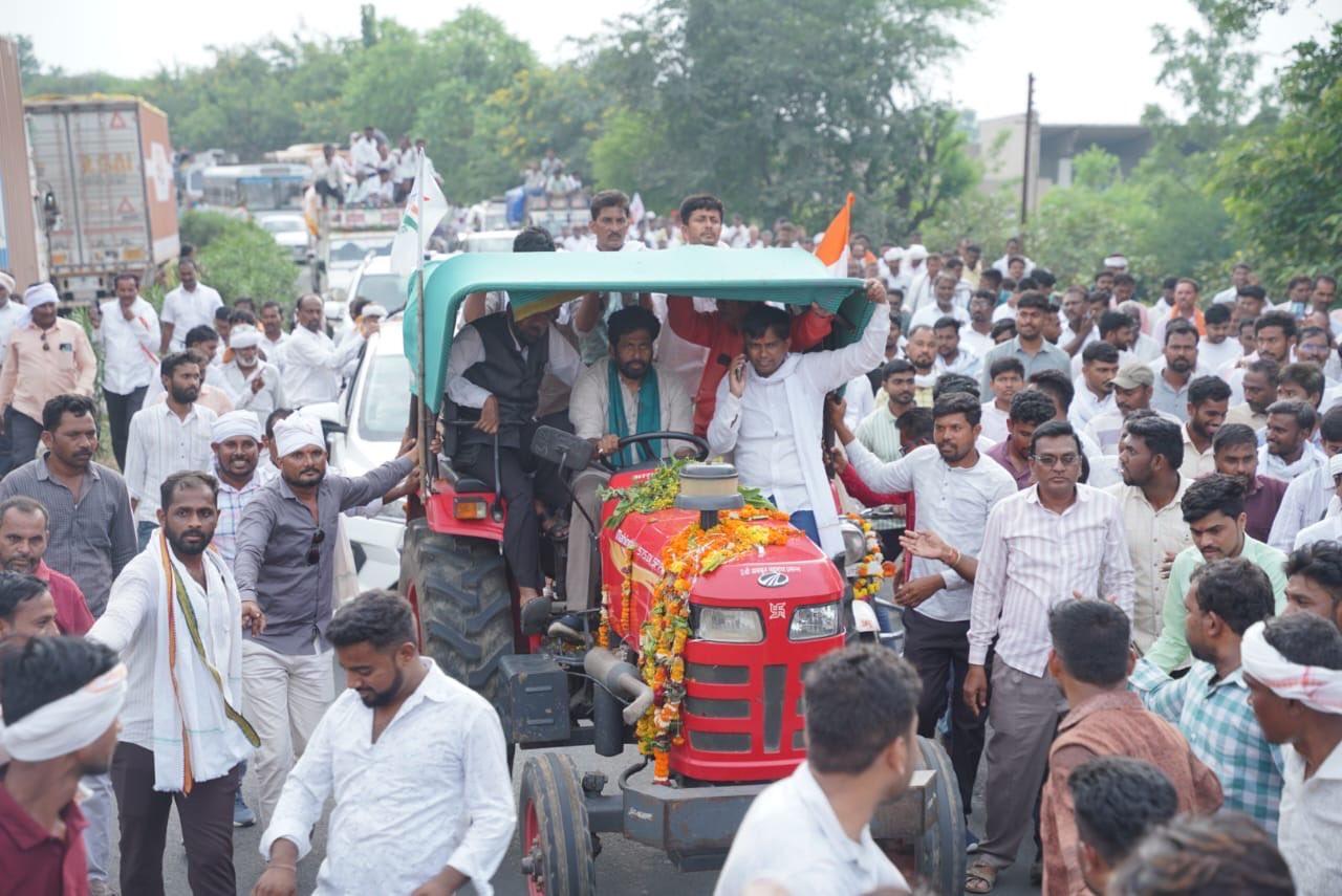 प्रदर्शन में महिलाओं और युवा किसानों की बड़ी संख्या भी शामिल थी. वे बैनरों पर लिखे संदेशों के साथ सरकार से जवाब मांग रहे थे — `कर्जमाफी हमारा हक है, खैरात नहीं” और “जब तक कर्जमाफी नहीं, तब तक चैन नहीं.`