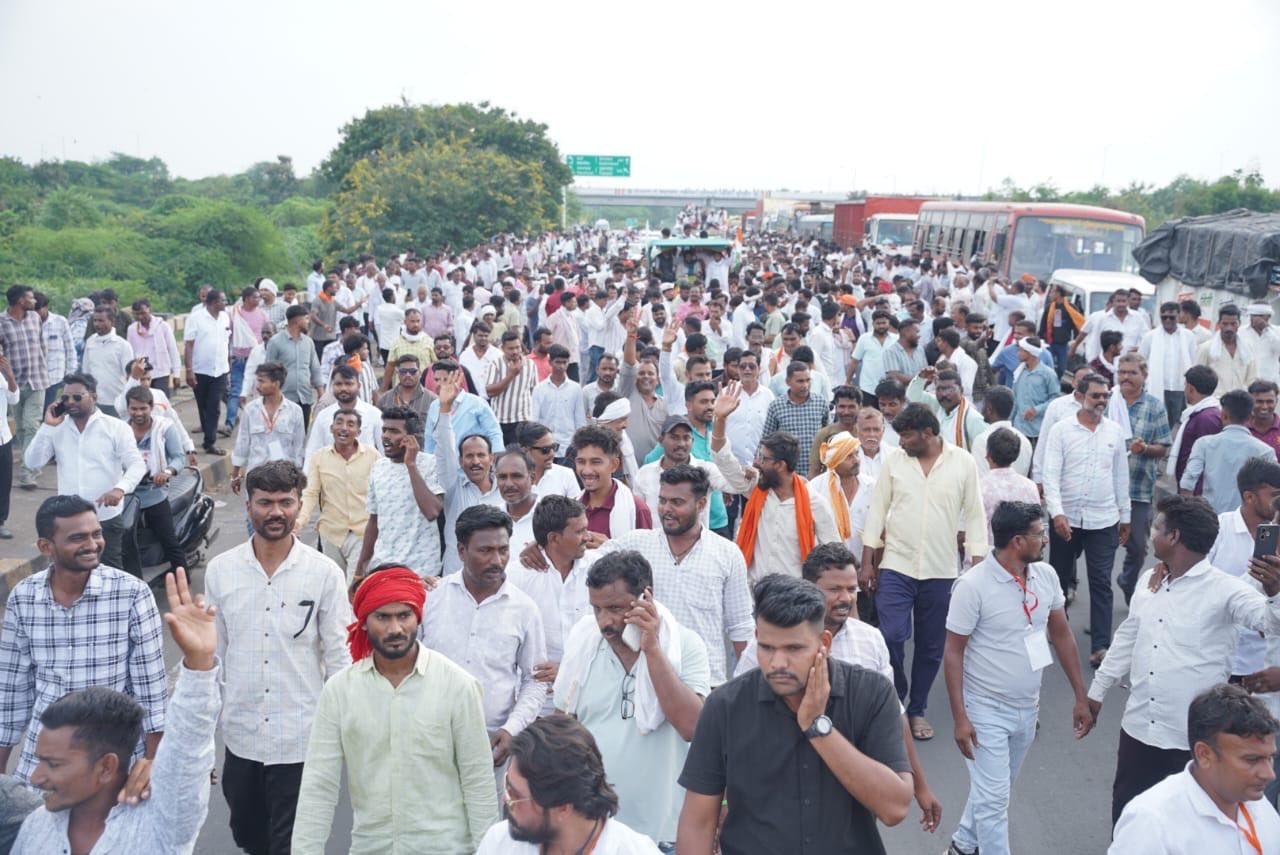 रैली के नागपुर पहुंचते ही राजमार्ग पर हजारों की भीड़ जमा हो गई. किसान अपने ट्रैक्टर, झंडे और बैनरों के साथ “कर्जमाफी दो, नहीं तो सत्ता छोड़ दो” के नारे लगाते रहे. आंदोलन का दृश्य ऐसा था जैसे पूरा नागपुर किसानों की आवाज़ के साथ गूंज उठा हो.