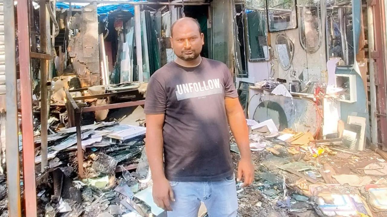Iबोरीवली में दिवाली की रात आग का तांडव, रॉकेट गिरने से तीन दुकानें नष्ट