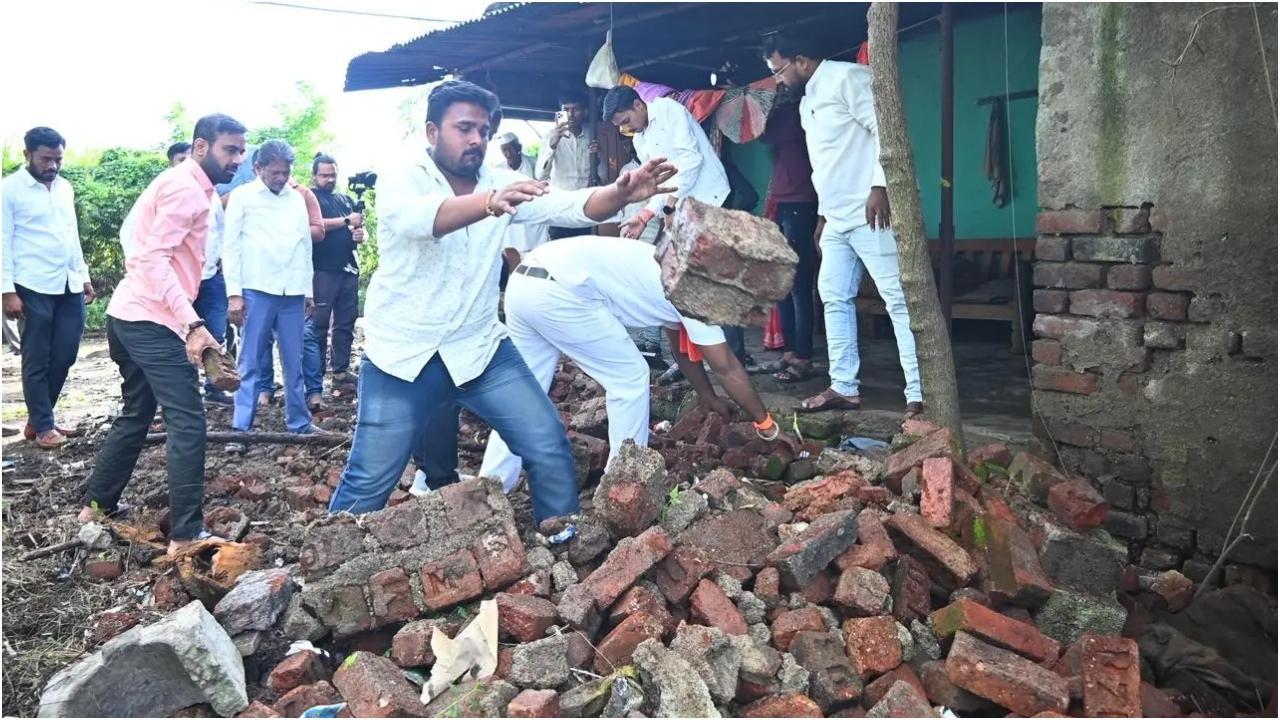 एकनाथ शिंदे ने वीडियो कॉल के ज़रिए प्रभावित परिवारों से बात की.