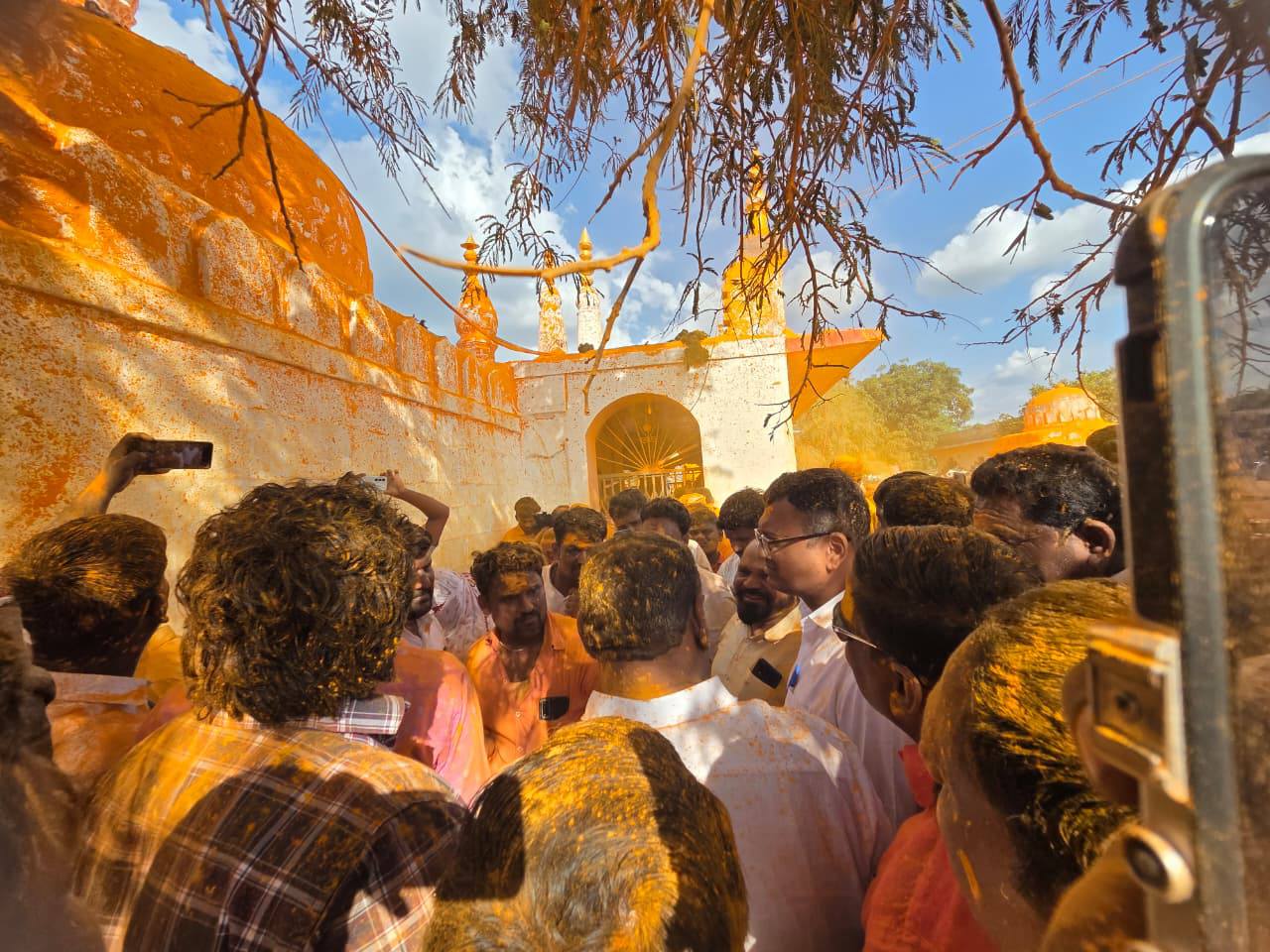 इस साल यात्रा का एक विशेष आकर्षण था हल्दी उत्सव, जिसमें श्रद्धालु एक-दूसरे को हल्दी लगाकर और हल्दी उछालकर उल्लास और रंगीनता का अनुभव कर रहे थे. 
