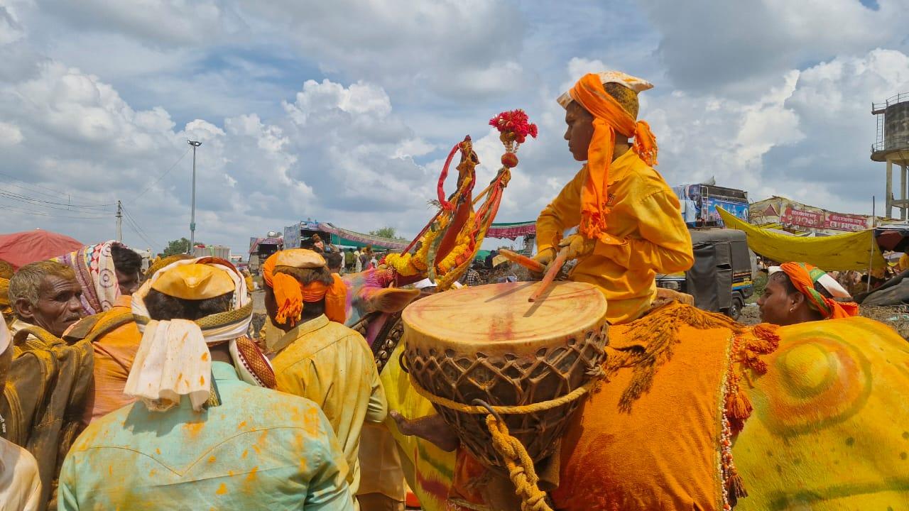 यात्रा के दौरान भक्त समूहों में बंधकर देव की महिमा का गायन और कीर्तन करते हैं.