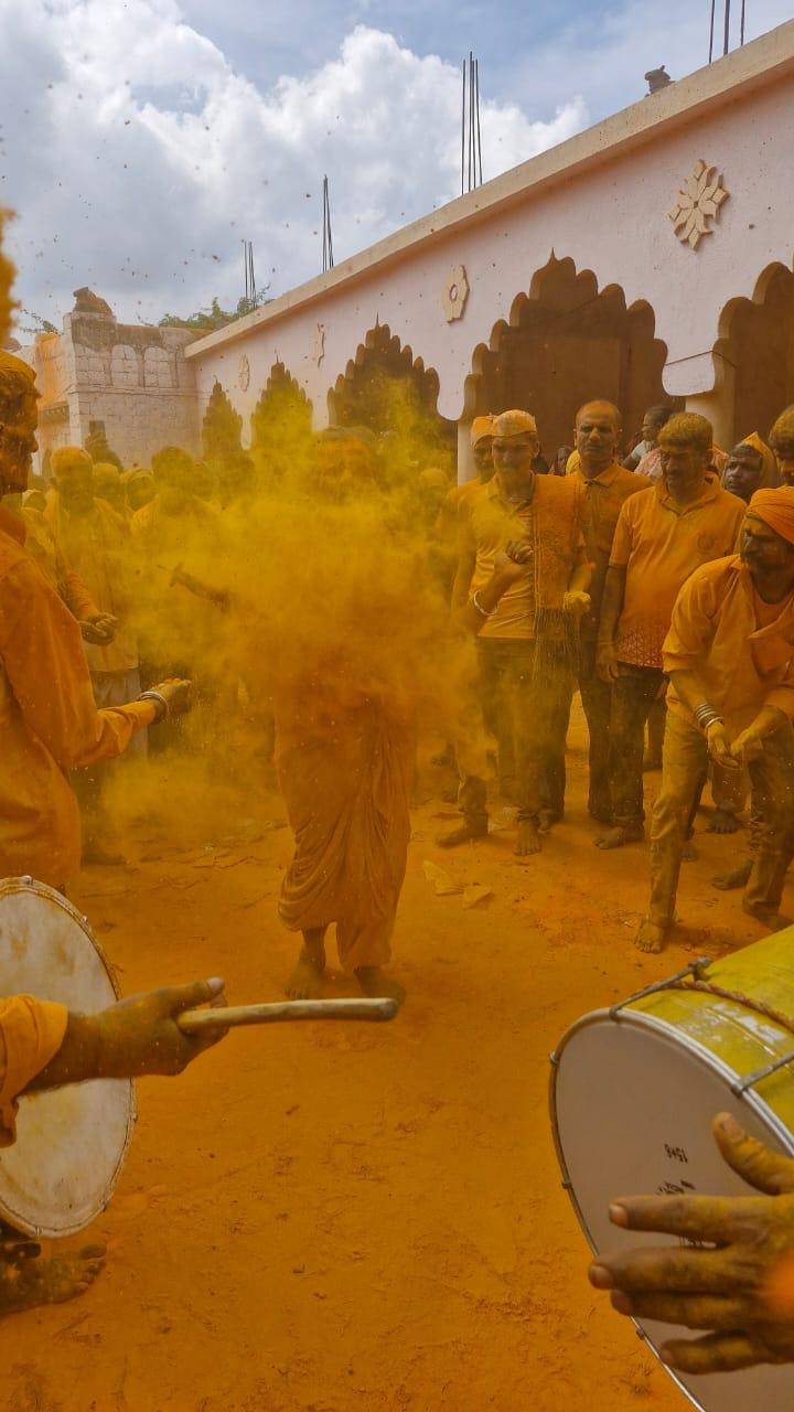 यह परंपरा यात्रा में उल्लास और भाईचारे का प्रतीक है और श्रद्धालुओं के बीच एकता और सामूहिक उत्साह को बढ़ाती है.