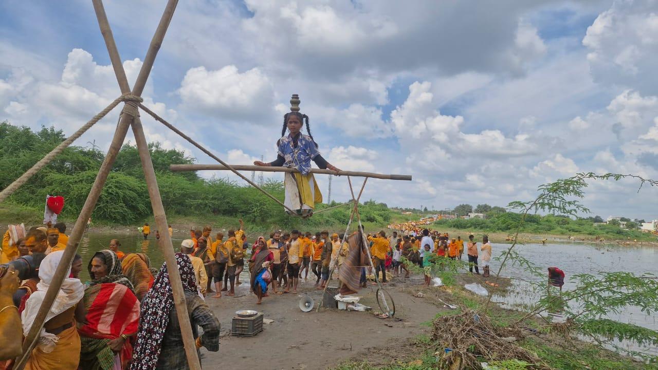 भक्तों की उपस्थिति और उत्साह यह संदेश देता है कि यह यात्रा आने वाली पीढ़ियों के लिए भी आशा और प्रेरणा का केंद्र बनी रहेगी.