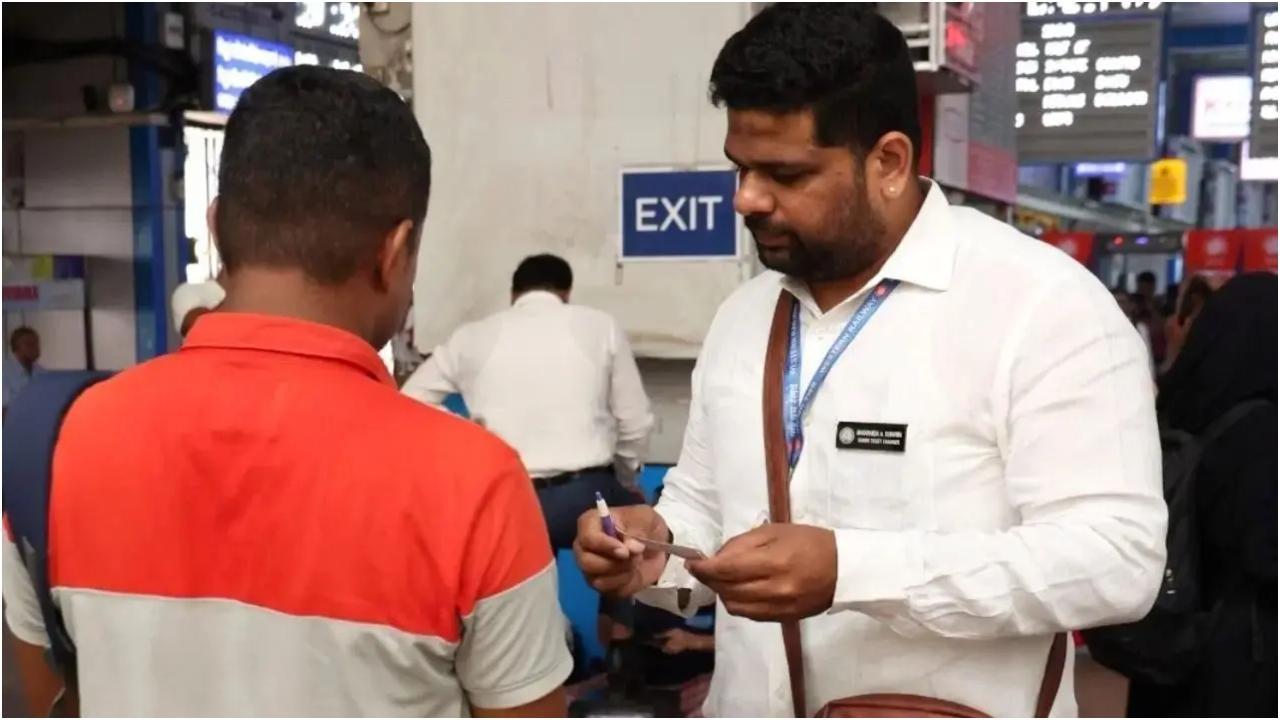 फर्जी पहचान पत्र के साथ यात्रा करने के मामलों में जुर्माना लगाया गया और गैर-रेलवे कर्मियों द्वारा विशेषाधिकार पास के दुरुपयोग के लिए 10,000 रुपये से अधिक का जुर्माना लगाया गया. प्रतीकात्मक तस्वीर