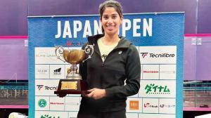 जोशना चिनप्पा अपनी जापान ओपन ट्रॉफी के साथ