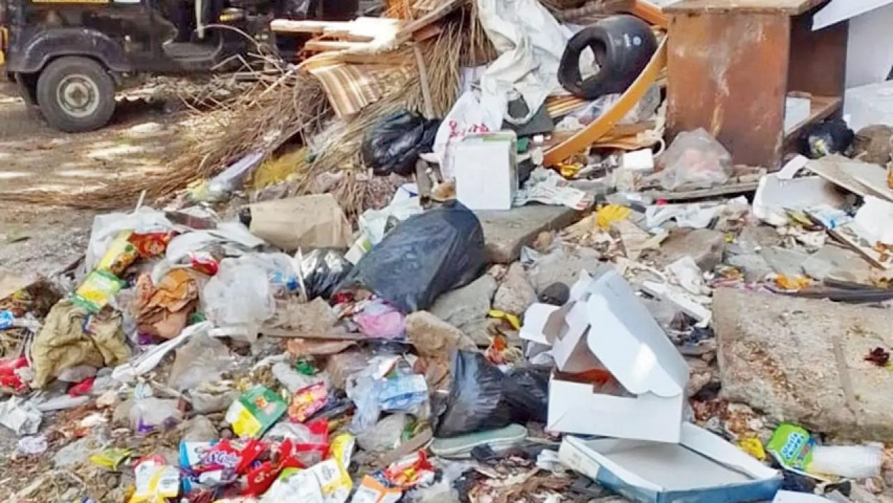 Iवाकोला का खंडवाला कंपाउंड बना कूड़ाघर, शिकायतों के बावजूद नहीं हुई कार्रवाई