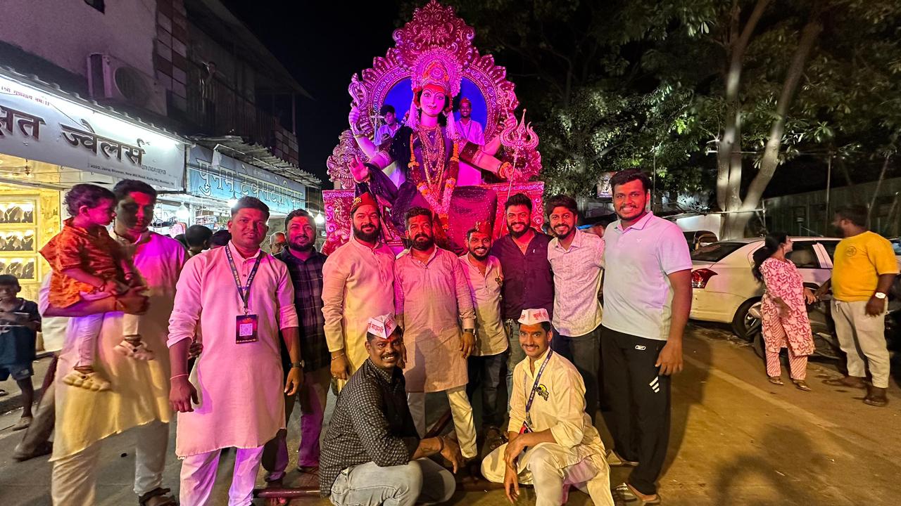 चर्नी रोड, ग्रांट रोड और आसपास के क्षेत्रों से हजारों श्रद्धालु इस भव्य उत्सव में शामिल हुए. 