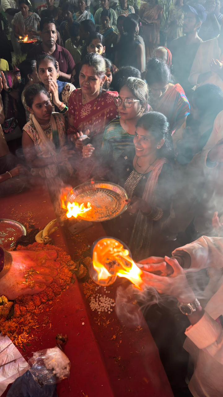 इस वर्ष भी विसर्जन में माता की मूर्ति को सजाकर जल में समर्पित किया गया, जिसे देखकर भक्तों का हृदय आनंदित हो गया.
