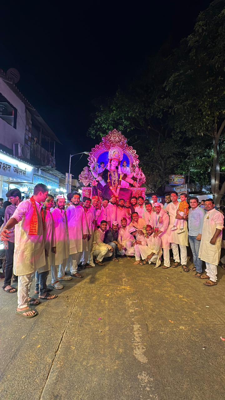 विसर्जन के समय जयकारों और मंत्रोच्चारणों ने पूरे वातावरण को भक्तिभावपूर्ण बना दिया. 
