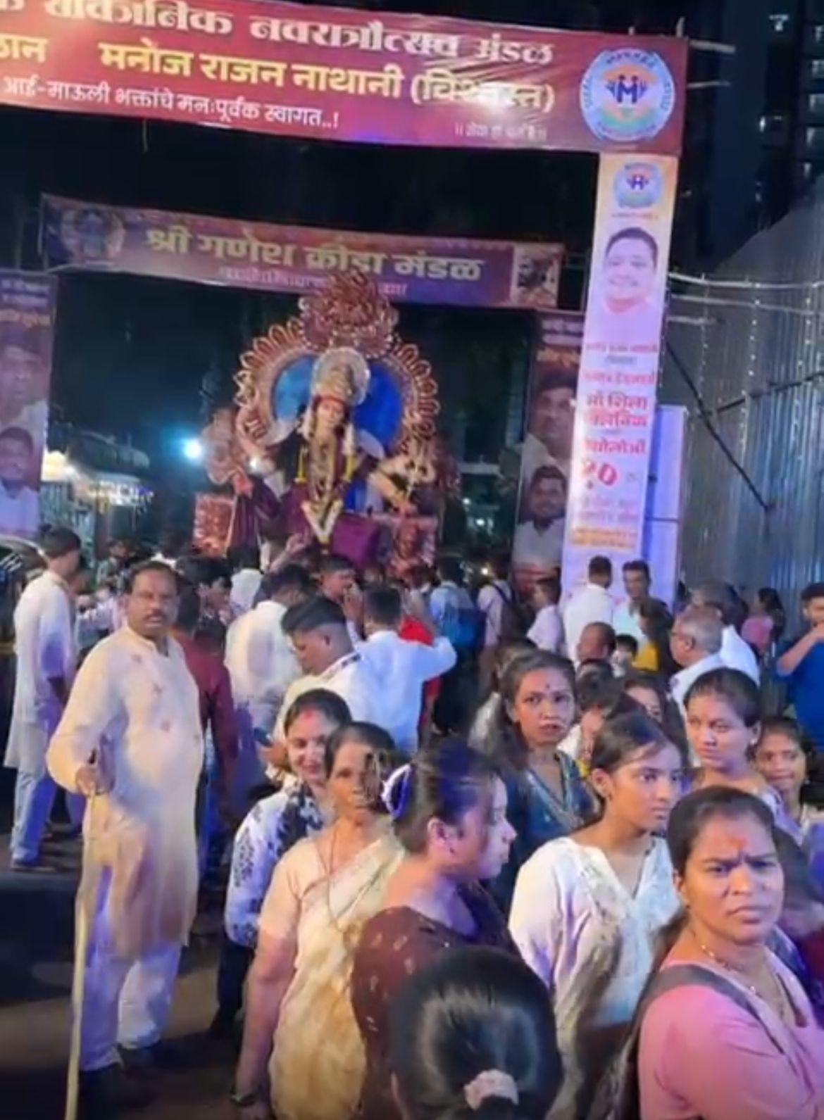 भक्तों ने माता के जयकारे लगाते हुए विसर्जन में हिस्सा लिया और अपनी भक्ति को व्यक्त किया. इस अवसर पर भजन-कीर्तन, ढोल-ताशे और पारंपरिक वाद्ययंत्रों की ध्वनि ने वातावरण को भक्तिभाव से भर दिया.