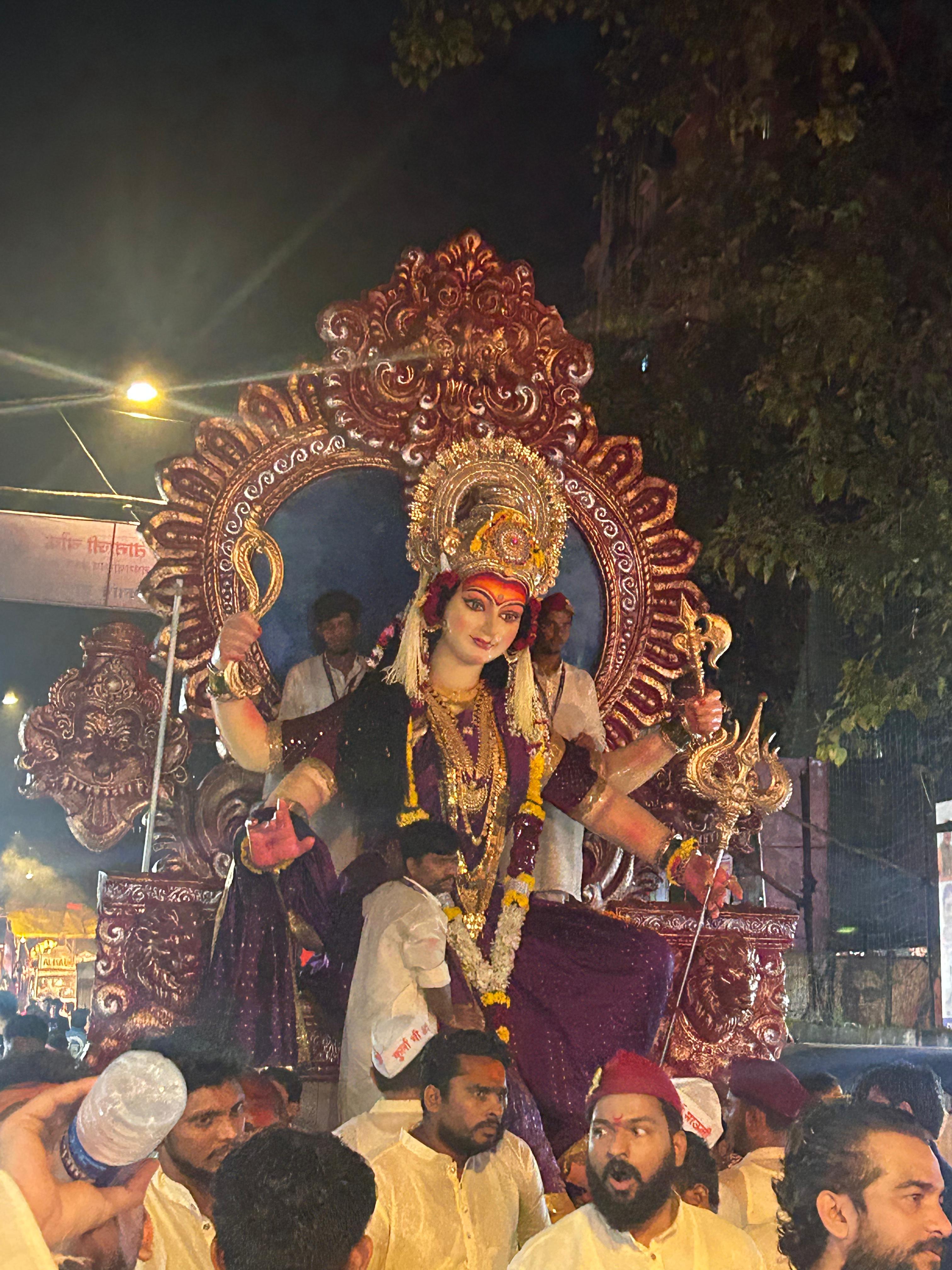 बच्चे, युवा और बुजुर्ग सभी ने मिलकर माता की आराधना की और सामूहिक भक्ति से वातावरण को पावन बना दिया. 
