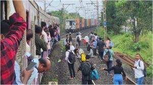 नेरल-वांगानी सेक्शन पर फंसी मालगाड़ी के पीछे इंतज़ार कर रही लोकल ट्रेन