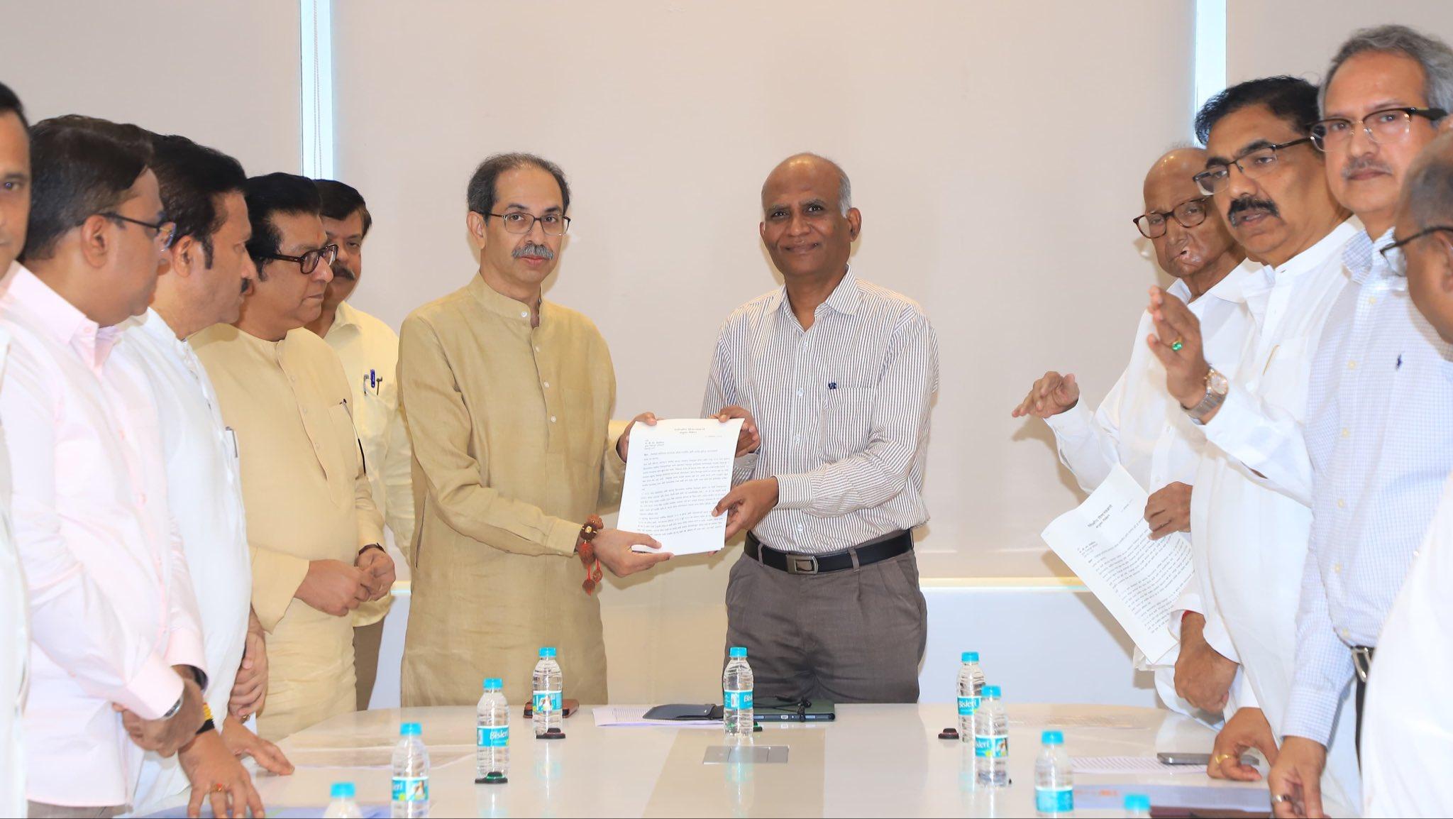 महाविकास आघाड़ी के नेताओं ने चुनाव आयोग से यह सुनिश्चित करने की अपील की कि सभी राजनीतिक दलों को समान अवसर मिले और प्रशासनिक स्तर पर किसी भी तरह का पक्षपात न हो. 