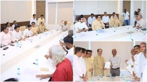 बैठक में शिवसेना (UBT) प्रमुख उद्धव ठाकरे, राष्ट्रवादी कांग्रेस पार्टी (राकांपा) अध्यक्ष शरद पवार, महाराष्ट्र नवनिर्माण सेना (मनसे) प्रमुख राज ठाकरे, शिवसेना (UBT) नेता विधायक आदित्य ठाकरे, कांग्रेस नेता बालासाहेब थोरात जैसे विपक्ष नेता दिखाई दिए. 