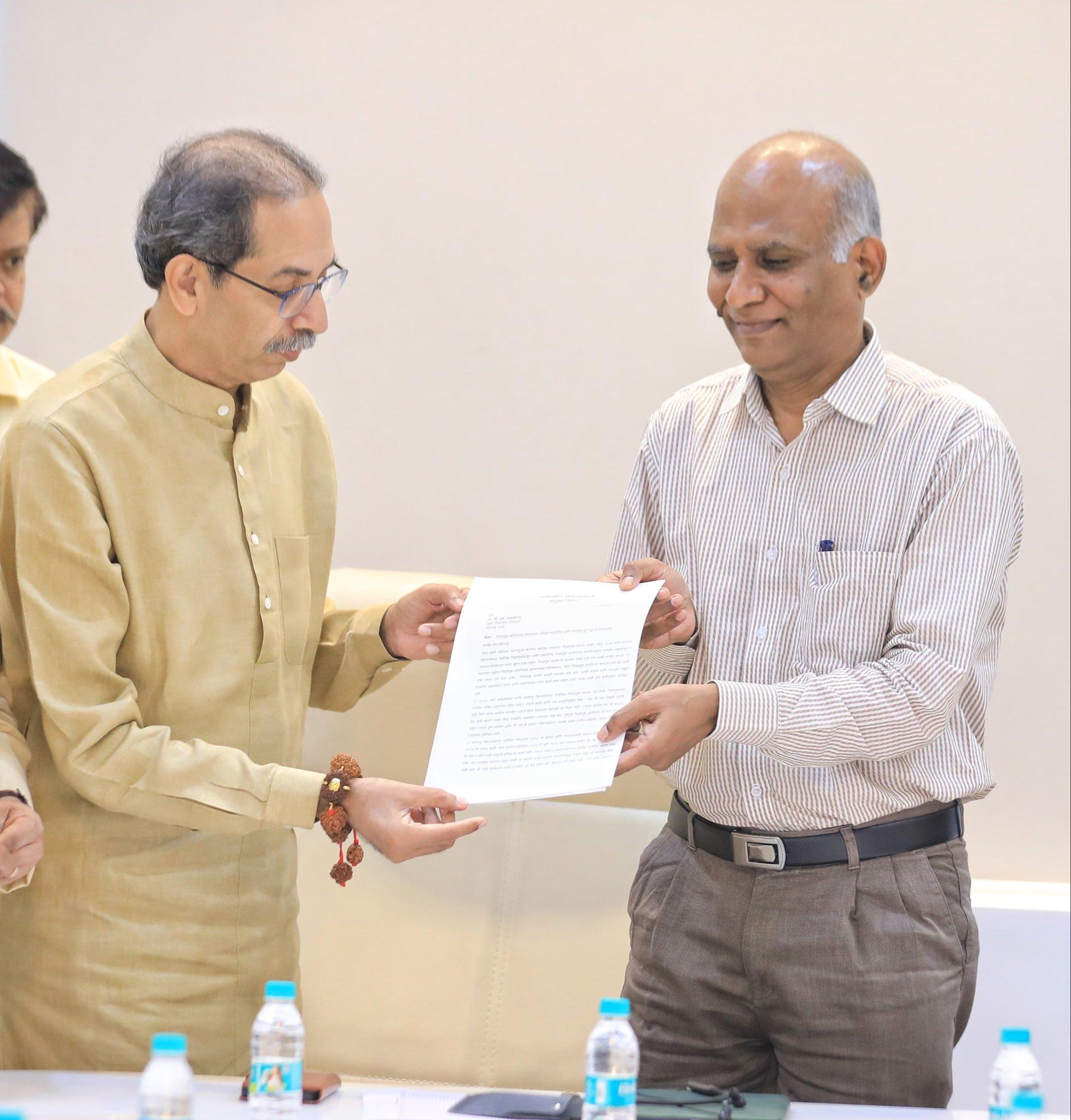 यह बैठक न केवल निकाय चुनावों की तैयारियों का संकेत देती है, बल्कि यह भी दर्शाती है कि महाराष्ट्र की राजनीति में विपक्ष एकजुट होकर पारदर्शिता और जवाबदेही की मांग को लेकर सक्रिय हो गया है.