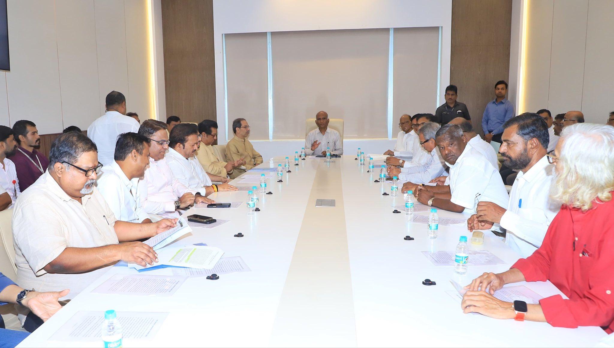 विपक्षी नेताओं ने यह भी कहा कि इन चुनावों का सीधा संबंध आम जनता की स्थानीय जरूरतों और लोकतांत्रिक भागीदारी से है, इसलिए पारदर्शिता और निष्पक्षता सर्वोच्च प्राथमिकता होनी चाहिए.