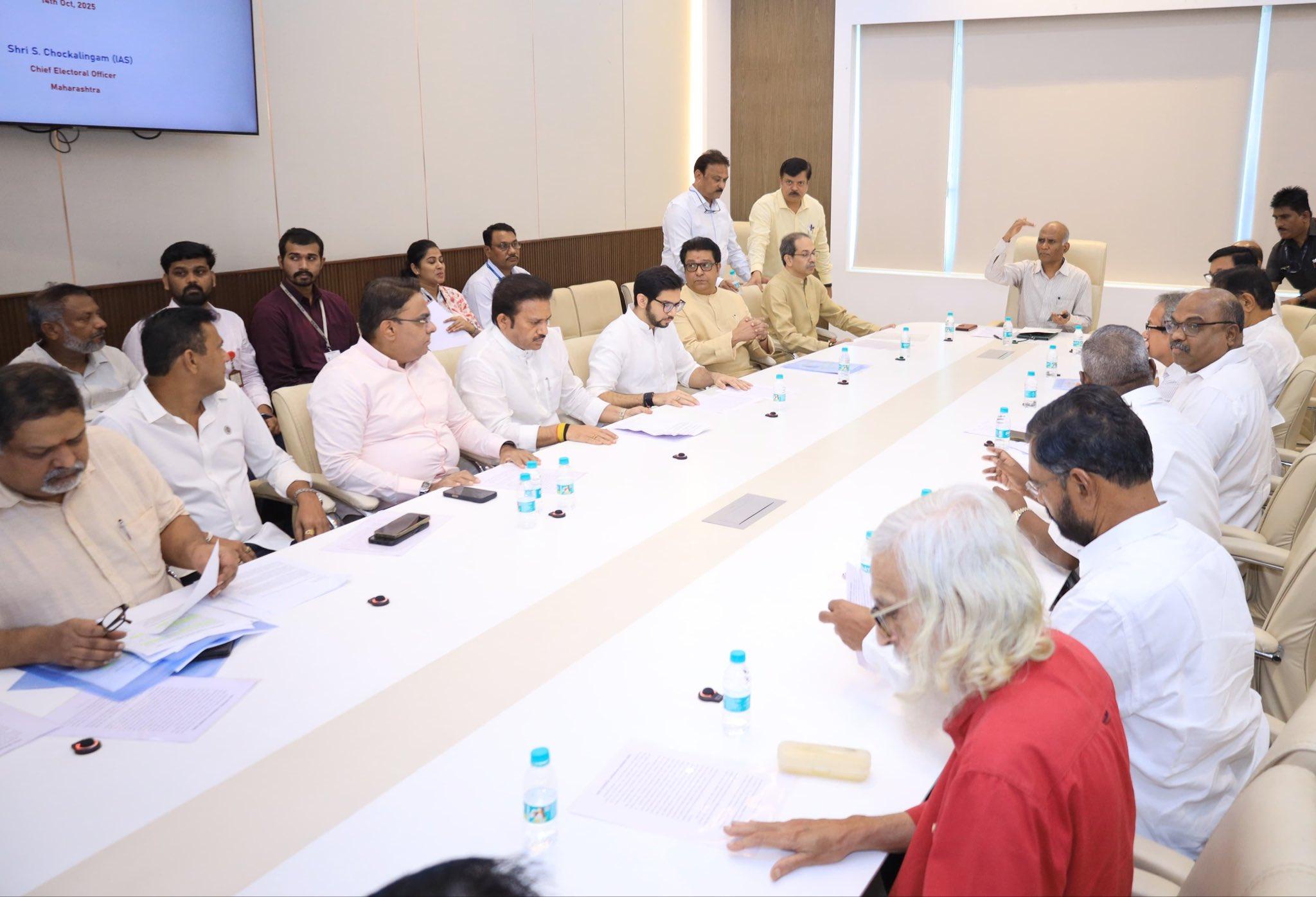 इसके अलावा जयंत पाटिल, सांसद अनिल देसाई, शिवसेना नेता अनिल परब, राकांपा प्रदेश अध्यक्ष शशिकांत शिंदे और मुंबई कांग्रेस अध्यक्ष वर्षा गायकवाड़ सहित कई वरिष्ठ नेता उपस्थित थे.