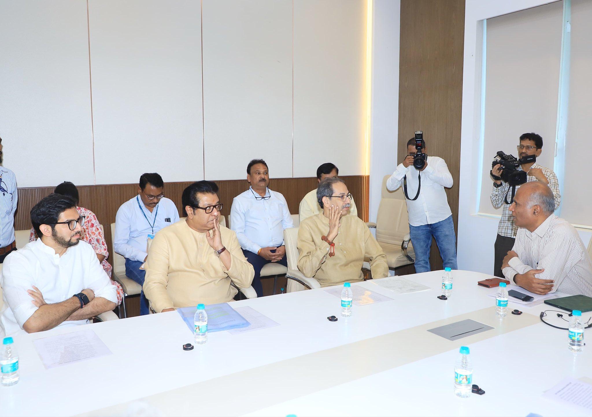बैठक के दौरान नेताओं ने चुनाव आयुक्त से स्थानीय निकायों की मतदाता सूचियों में अनियमितताओं को दूर करने और मतदाता नामांकन की प्रक्रिया को पारदर्शी बनाने की मांग की. 
