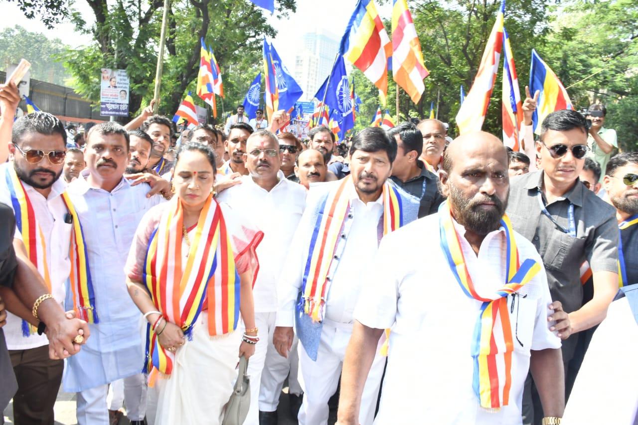 पूरी तरह से बौद्ध समाज के प्रबंधन में दिया जाए. इस प्रदर्शन में देखा गया कि अलग-अलग रिपब्लिकन समूह अपने पुरानी मतभेदों को भुलाकर इस मांग के लिए एकजुट हुए.