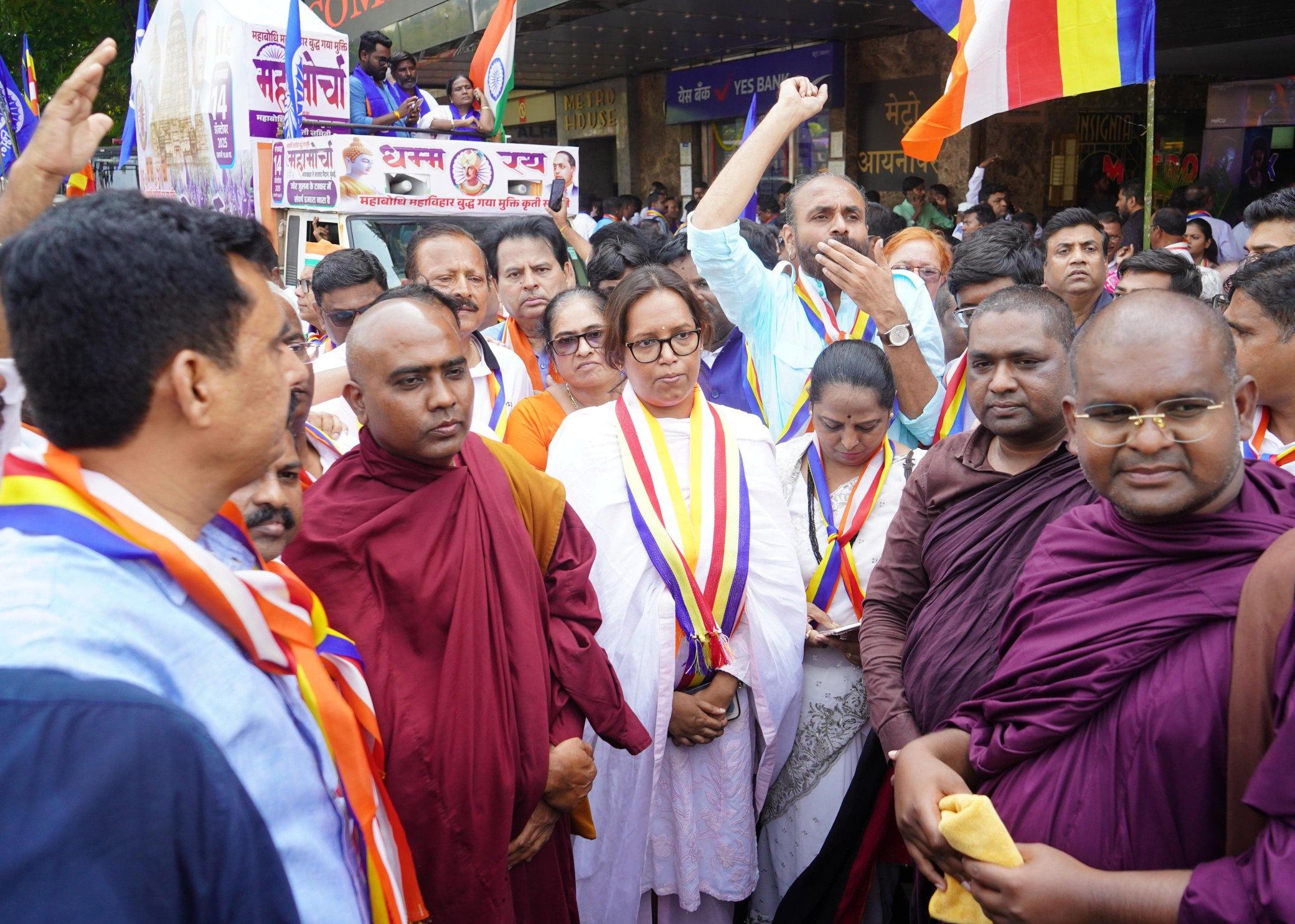 सांसद वर्षा गायकवाड़ ने कहा कि महाबोधि महाविहार के लिए देशभर में आंदोलन जारी है. विभिन्न संगठन और राजनीतिक दल इस मुद्दे पर सक्रिय हैं और संसद में भी आवाज उठाई गई है. 