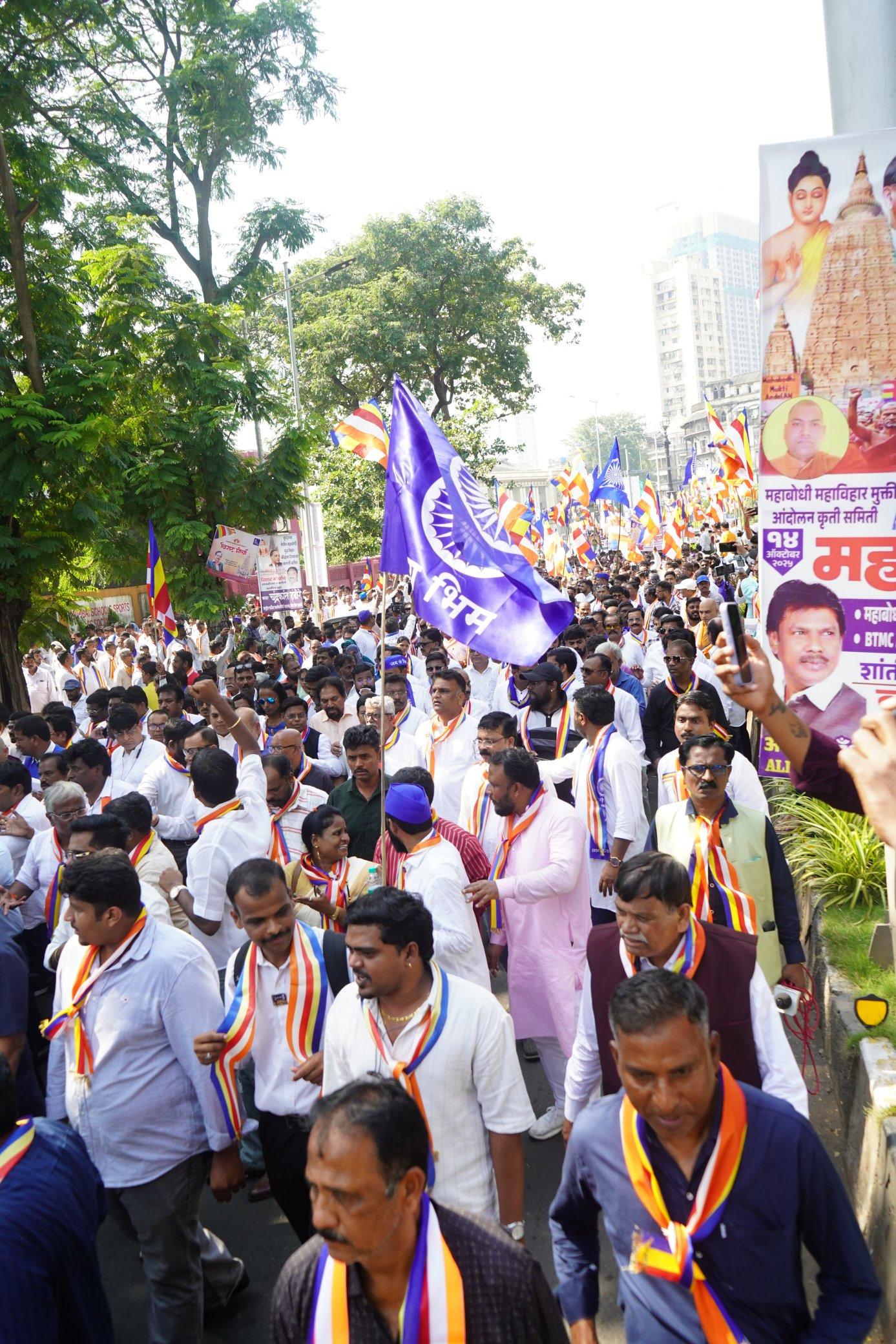 मोर्चा निकालने के दौरान बौद्ध समुदाय के लोग धूप में खड़े होकर अपनी ताकत और एकजुटता का प्रदर्शन कर रहे थे. 