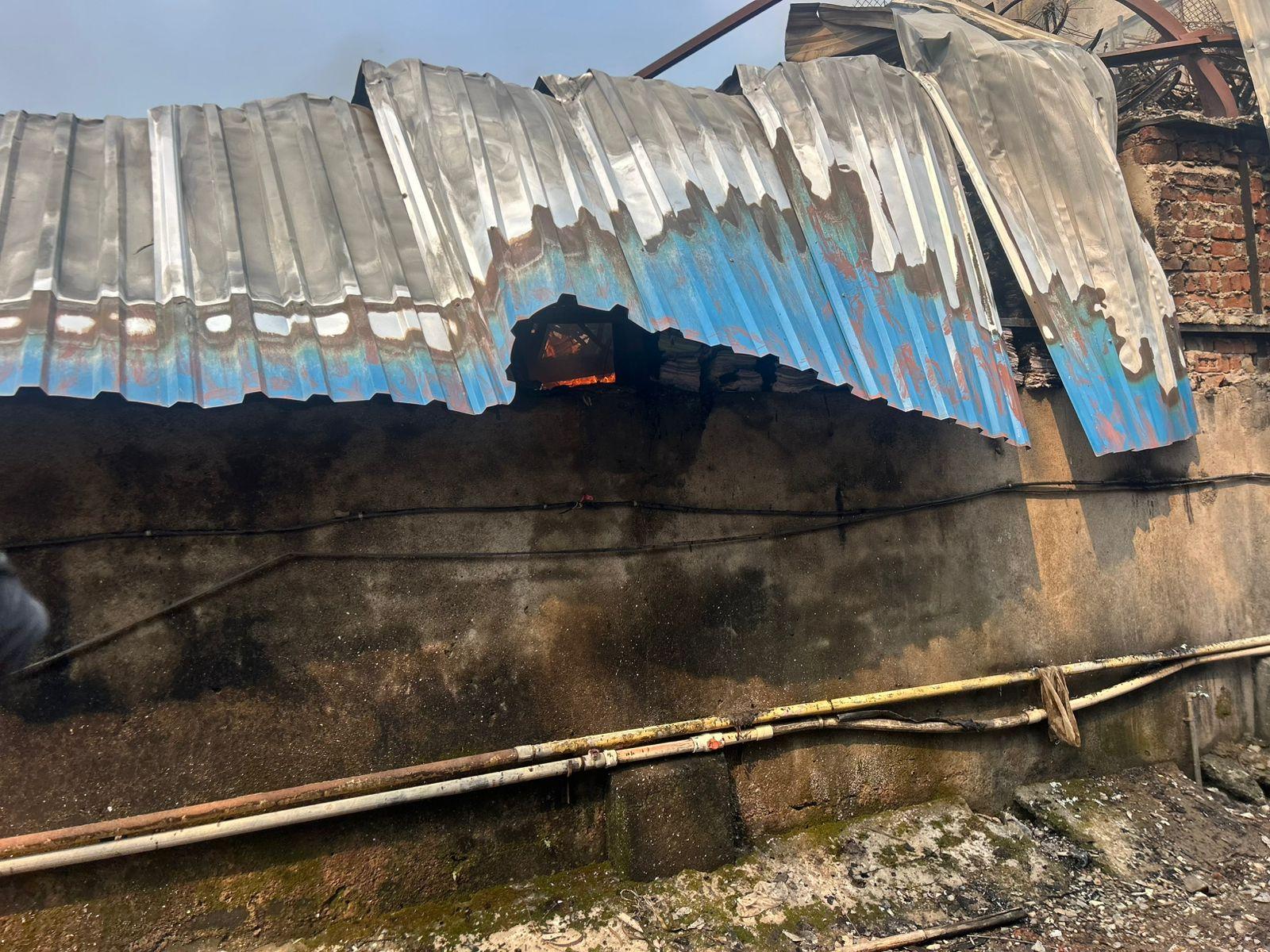 स्थानीय लोगों ने बताया कि आग लगने के तुरंत बाद दमकल और पुलिस की टीम तुरंत पहुंच गई, जिससे बड़ा नुकसान होने से बच गया. प्रभावित गालों और दुकानों के मालिकों के लिए बीएमसी द्वारा त्वरित मदद और आकलन कार्य किया जा रहा है.