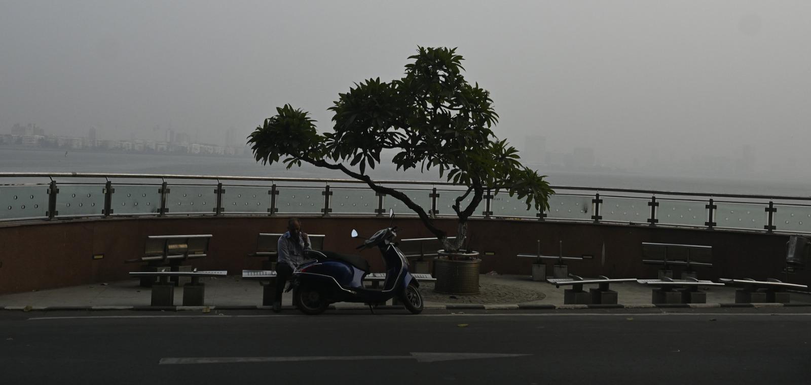 शहर में AQI का विस्तृत हाल:  शुक्रवार शाम से रविवार शाम तक 48 घंटे के दौरान मुंबई के कई इलाकों में AQI 150 से ऊपर दर्ज किया गया. सबसे ज्यादा प्रभावित क्षेत्र BKC रहा (300 से ज्यादा), 