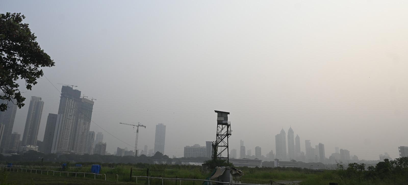 आवाज़ फ़ाउंडेशन की सुमैरा अब्दुलाली ने कहा, “बारिश ही मुंबई में प्रदूषण कम करने का सबसे प्रभावी प्राकृतिक तरीका है. लेकिन जैसे ही मानसून समाप्त होता है और त्योहारों का मौसम शुरू होता है, पूरा शहर पटाखों और निर्माण धूल से प्रदूषित हो जाता है. यह सर्दियों में वायु गुणवत्ता बिगड़ने का मुख्य कारण बनता है.”
