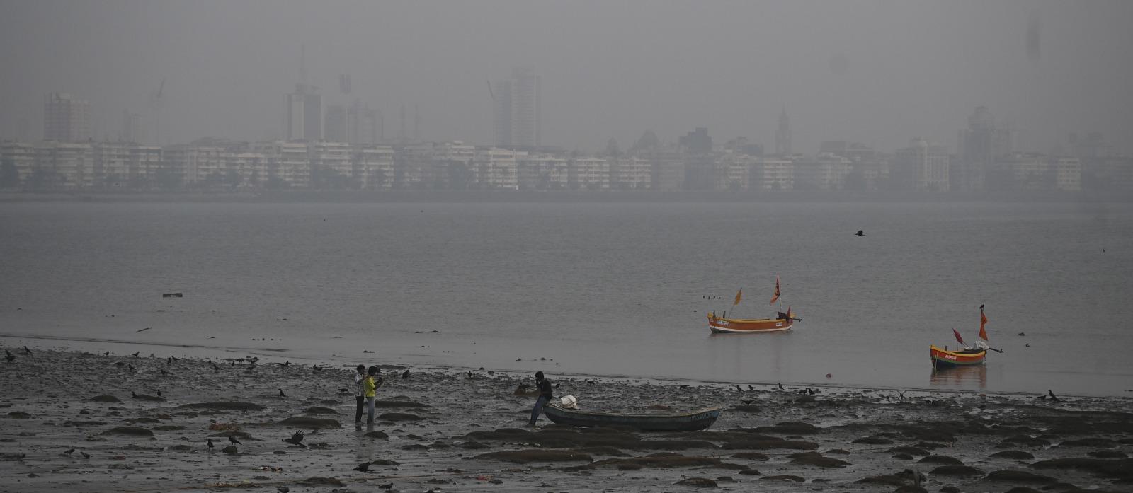 अब्दुलाली ने आगे चेतावनी दी कि पिछले साल मुंबई ने दिल्ली को पीछे छोड़ते हुए अधिक प्रदूषित शहर बनने का अनुभव किया था. उन्होंने कहा, “यह सांत्वना की बात नहीं है कि दिल्ली की हवा अभी मुंबई से भी खराब है. अगर समय पर उपाय नहीं किए गए, तो हम भी जल्दी उसी स्थिति का सामना कर सकते हैं.”