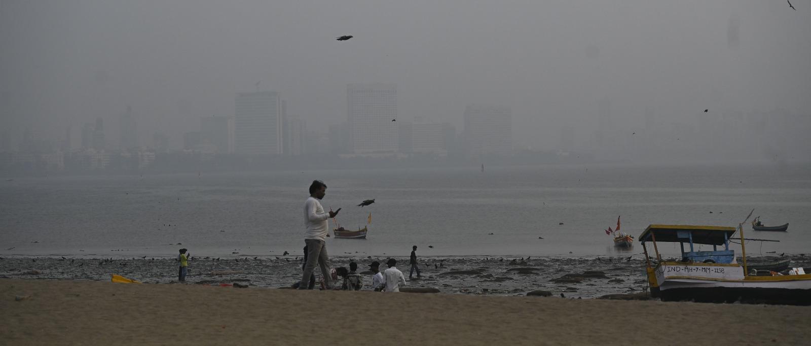 ‘खराब’ श्रेणी में हृदय और फेफड़ों की बीमारियों वाले लोगों को सावधानी बरतनी चाहिए, जबकि ‘बहुत खराब’ श्रेणी में सभी को भारी परिश्रम कम करना चाहिए और संवेदनशील समूह जैसे बच्चे, वृद्ध और बीमार पूरी तरह बाहरी गतिविधियों से बचें.