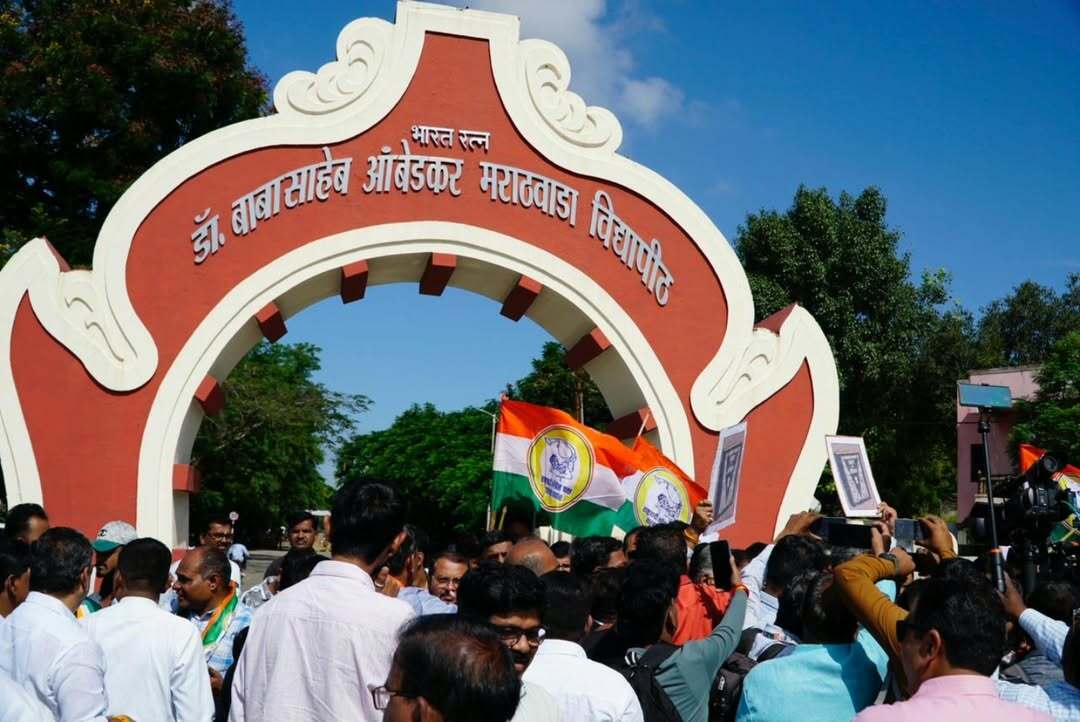 प्रदर्शन के दौरान रोहित पवार ने कहा कि मुख्य न्यायाधीश गवई पर हमला करने का प्रयास सिर्फ एक व्यक्ति पर नहीं, बल्कि भारत के संविधान, लोकतंत्र और न्यायपालिका पर हमला है.