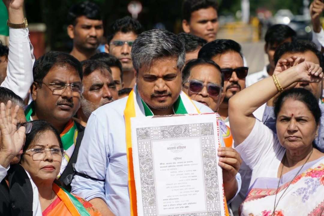 उन्होंने आगे कहा, “एक साधारण परिवार से आने वाले व्यक्ति ने अपनी मेहनत से सर्वोच्च न्यायालय में जगह बनाई, और उस पर हमला इस बात का संकेत है कि समाज में असहिष्णुता कितनी गहरी हो चुकी है. 