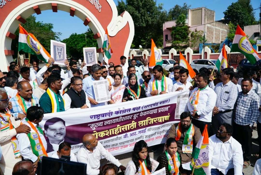 पवार ने प्रधानमंत्री नरेंद्र मोदी पर भी निशाना साधते हुए कहा कि सत्ता में बैठे कुछ लोग संविधान की मर्यादाओं का पालन नहीं कर रहे हैं और ऐसे कृत्यों से उनके अनुयायी भी गलत दिशा में जा रहे हैं.