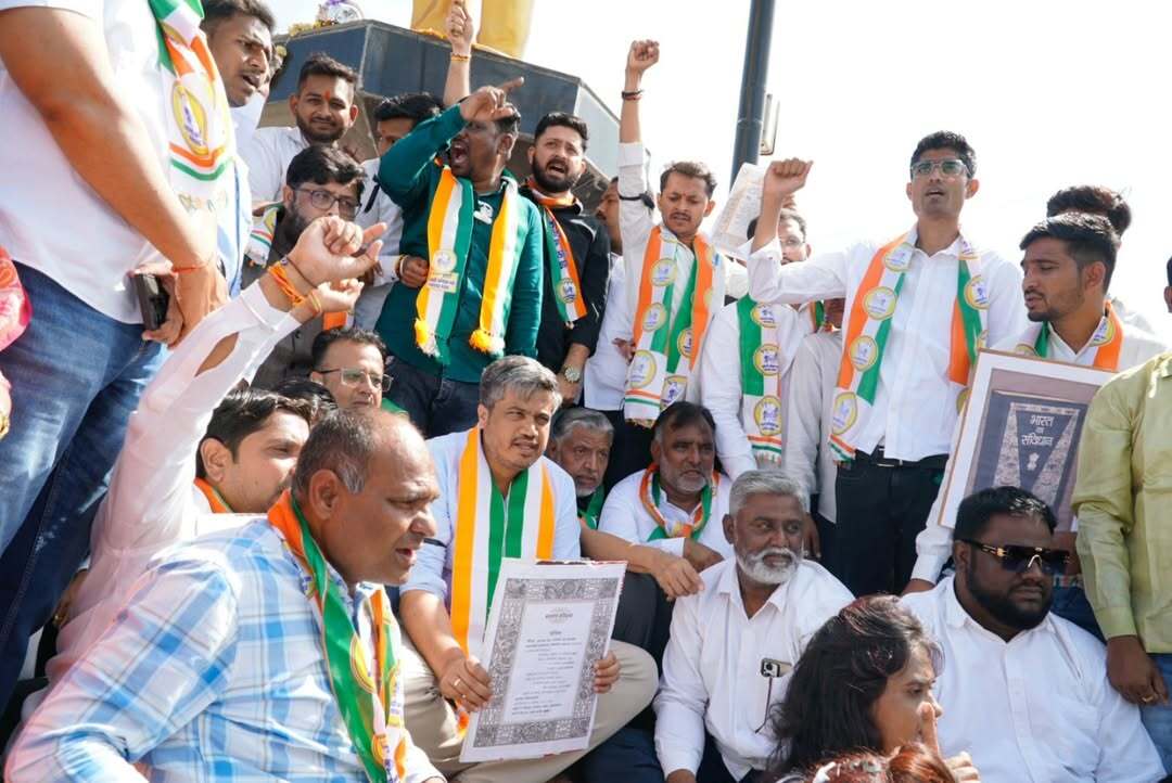 आखिर में रोहित पवार ने कहा कि एनसीपी (शरद चंद्र पवार गुट) संविधान की रक्षा और न्यायपालिका के सम्मान के लिए हर स्तर पर संघर्ष जारी रखेगी. उन्होंने जनता से भी संविधान और लोकतंत्र की रक्षा में एकजुट रहने की अपील की.