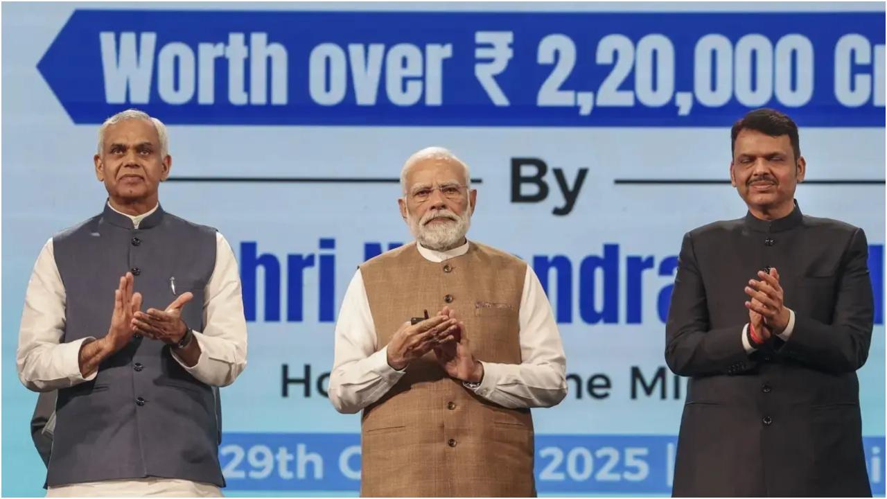 प्रधानमंत्री मोदी ने मुंबई में इंडिया मैरीटाइम वीक 2025 के दौरान मैरीटाइम लीडर्स कॉन्क्लेव को संबोधित किया. उनके साथ महाराष्ट्र के मुख्यमंत्री देवेंद्र फडणवीस भी थे.