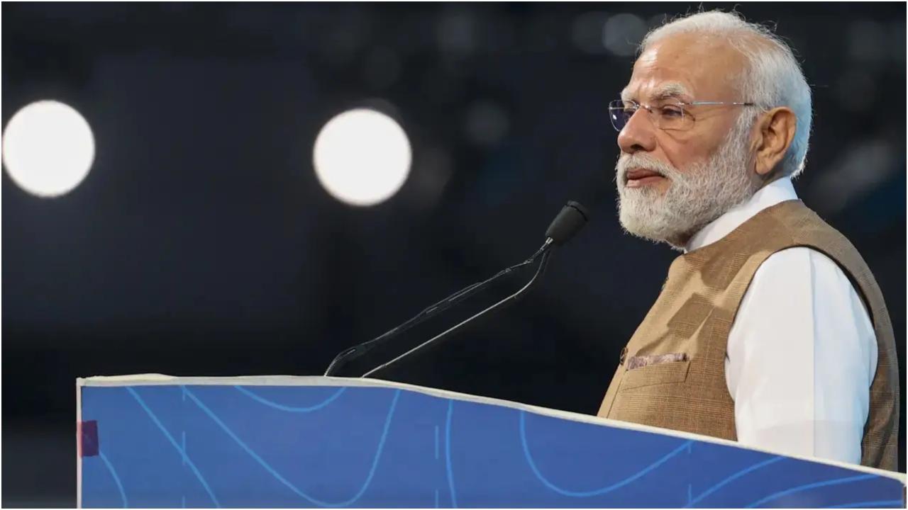 प्रधानमंत्री मोदी ने 2025 को एक ऐतिहासिक वर्ष बताया, जिसमें विझिंजम बंदरगाह पर भारत का पहला गहरे पानी वाला अंतर्राष्ट्रीय ट्रांसशिपमेंट हब चालू हो गया है. इस बंदरगाह ने हाल ही में दुनिया के सबसे बड़े कंटेनर जहाज का स्वागत किया, जो भारत की वैश्विक क्षमताओं को रेखांकित करता है.