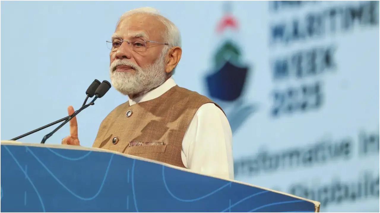 प्रधानमंत्री मोदी ने कहा कि समुद्री क्षेत्र भारत के विकास को गति दे रहा है. पिछले दस वर्षों में, इसमें महत्वपूर्ण परिवर्तन हुए हैं, जिससे व्यापार और बंदरगाह अवसंरचना में वृद्धि हुई है.