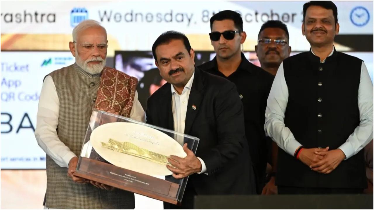 कार्यक्रम में बोलते हुए, प्रधानमंत्री मोदी ने कहा कि नवी मुंबई अंतरराष्ट्रीय हवाई अड्डा और भूमिगत मेट्रो मुंबई में यात्रा और कनेक्टिविटी को पूरी तरह बदल देंगे.