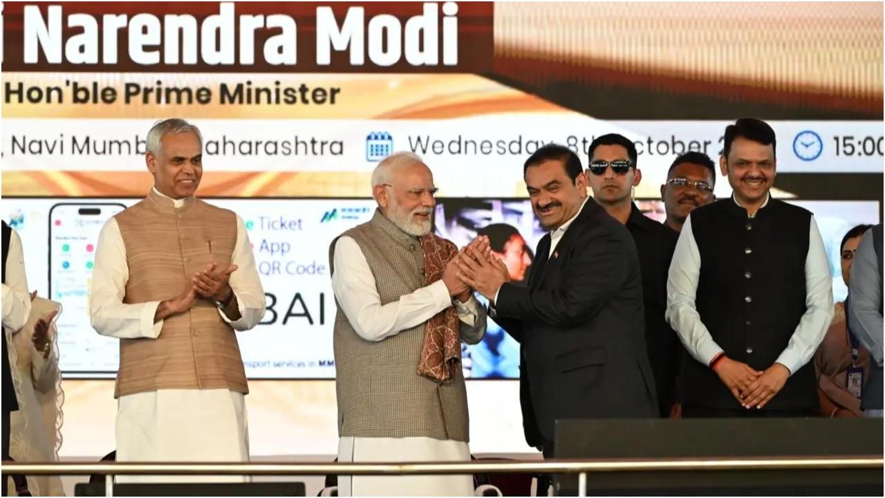 हवाई अड्डे के आधिकारिक उद्घाटन समारोह से पहले, प्रधानमंत्री मोदी ने नए टर्मिनल का दौरा किया और हवाई अड्डे की आधुनिक सुविधाओं का अवलोकन किया.